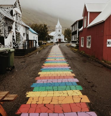 színes járdavezet a fehér templomig