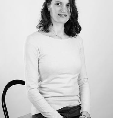 Photo de Audrey en noir et blanc, fondatrice de L'Amour du Lien