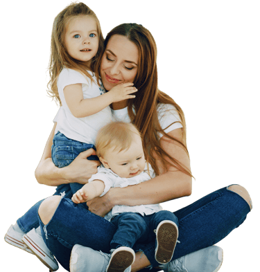 Mae sentada com dois filhos