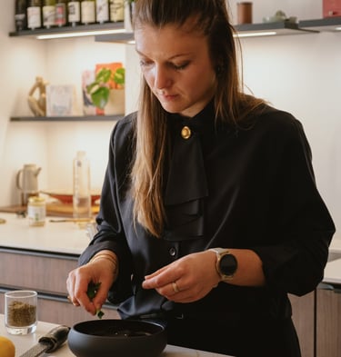 Marine Lucas lors d'un cours de cuisine