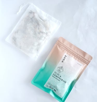 Yuzu and lemongrass botanical bath soak with resealable gradient design package and bath soak sachet