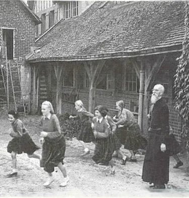 Vie du Père Sevin : avec des guides et louvettes