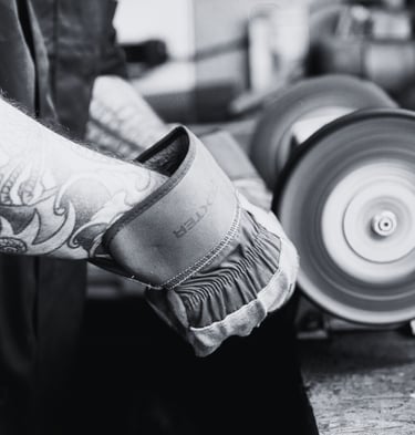 Mains de Yann Franconie, artisan fabricant de luminaires travaillant dans son atelier