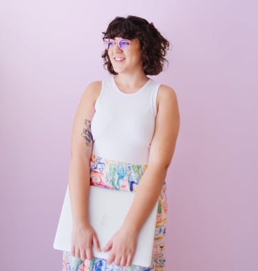 Blanca, fundadora de Blanck&White Design Studio, sonriendo mientras trabaja en su estudio.