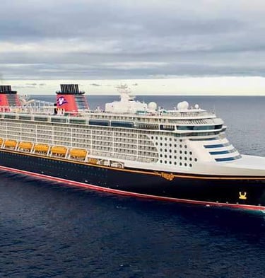 disney fantasy barco temático de disney cruise line navegando en el océano