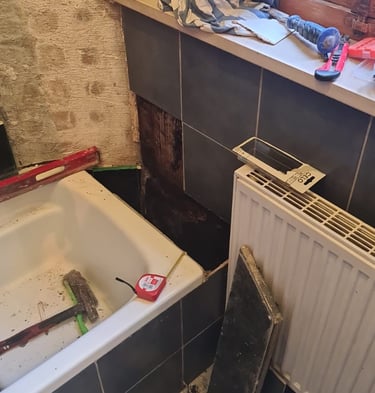 rénovation salle de bain, baignoire à remplacer, carrelage dégradé, chantier avant travaux