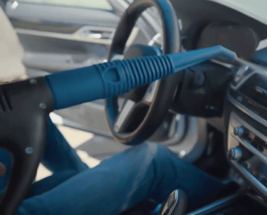 Głębokie czyszczenie i dezynfekcja tapicerki samochodowej przy użyciu parownicy EV Atlantis.