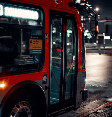 Skuteczne usuwanie brudu i dezynfekcja pojazdów transportu publicznego przemysłowym generatorem pary EV Poseidon.