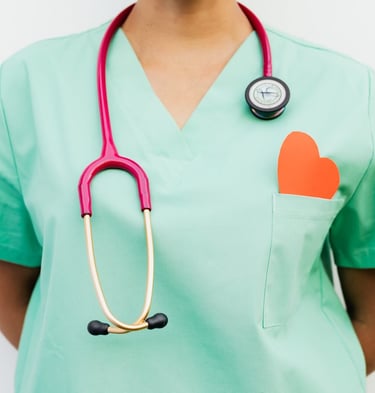 Wysokotemperaturowa sterylizacja sprzętu medycznego i sal szpitalnych za pomocą myjki parowej EV Poseidon.