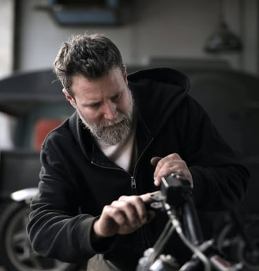 Usuwanie smarów, rdzy i ciężkich olejów maszynowych za pomocą przemysłowej stacji parowej EV Atlas w warsztacie.