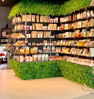 Mycie i sterylizacja regałów sklepowych oraz witryn chłodniczych z wykorzystaniem przemysłowej parownicy EV Poseidon.