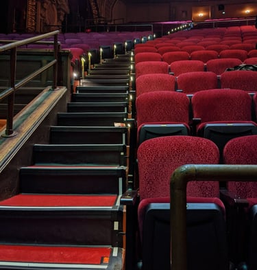 Neutralizacja wirusów i odświeżanie tapicerki foteli kinowych w obiektach użyteczności publicznej sprzętem EV Poseidon.