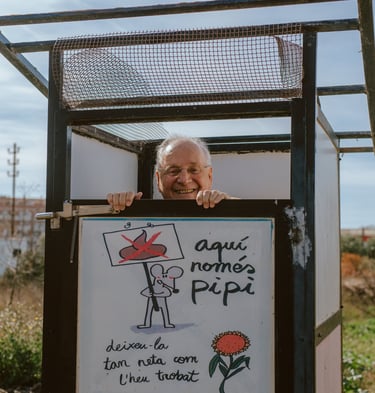 El Juanjo dins la cabina ecològica per al pipi.