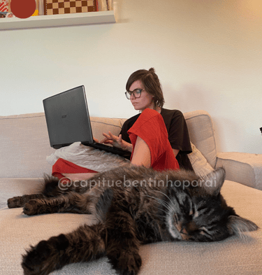 Capitu trabalhando online, enquanto faziamos Pet Sitting em Lausanne, Suiça. (O dorminhoco da foto s