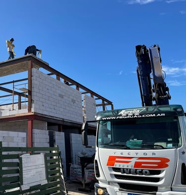 un camión con una grúa encima