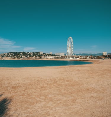 Plage Marseille grande roue ciel bleu