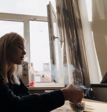 Fumée de cigarette électronique polluant l’air intérieur d’un logement à Toulouse