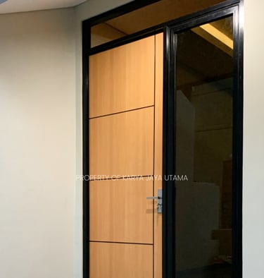 Pintu SWP (Solid Wood Panel) lapisan HPL untuk pintu utama rumah tinggal