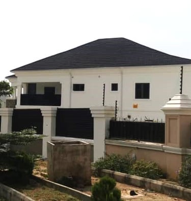 Modern white bungalow with a black metal fence renovated by SWEN Construction