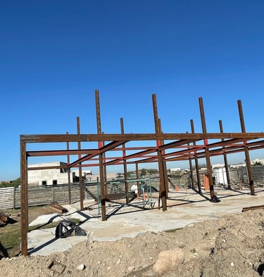  una gran estructura metálica con una gran estructura metálica