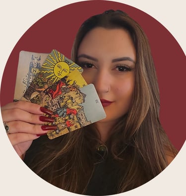 imagem da tarologa milena segurando 4 cartas do tarot