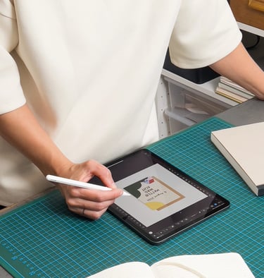 Elena, Designerin und Texterin, im kreativen Prozess in ihrem Atelier lenis haus