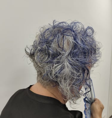 Coloración fatasia en The Hair Therapy peluquería de Ripollet