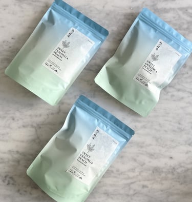 Botanical bath soak, in two sizes ( 60g or 3x60g). Featuring Sweet Oolong and Peach bath soak sachet