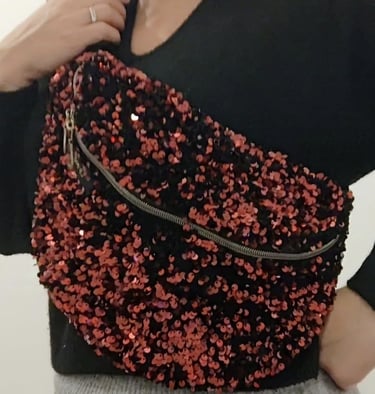 un sac banane fait main à sequin porté en bandouillère par une femme