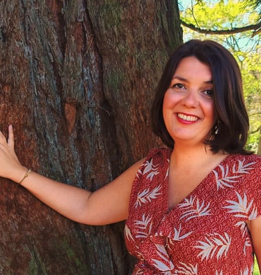 Florence Kopp – coach en réalignement entrepreneurial, au contact d'un arbre