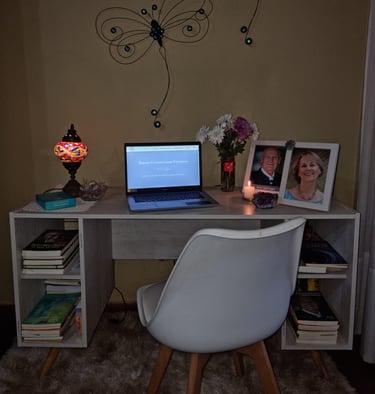 Escritorio con computadora y lugar de trabajo de Mariel Hilgert