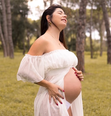 Sessió de fotos d'embaràs a Girona amb una dona embarassada en un entorn natural exterior