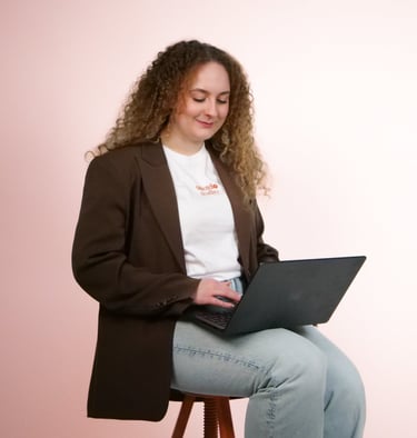 Portrait photo de Maud Gil-Rodriguez, fondatrice de Soleado studio. Studio de graphisme à Liège