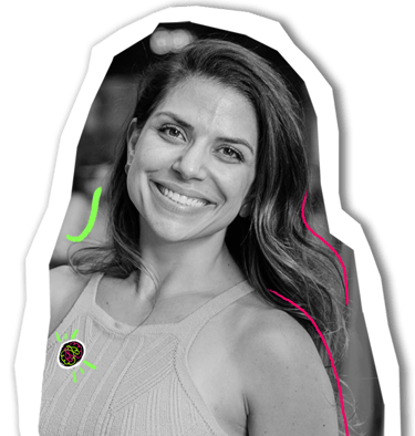 foto da Mari fundadora Nozes Estratégia de Marca com um sorriso no rosto e um fundo verde e branco