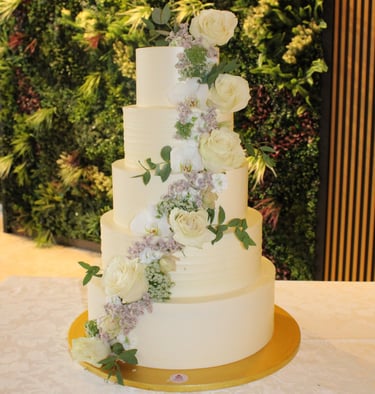 Tarta de boda personalizada de varios pisos con flores naturales, elaborada en Guadalajara