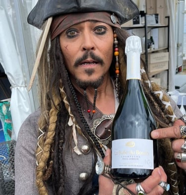 Visage de Jack Sparow tenant une bouteille de Champagne La Bulle du Bassin