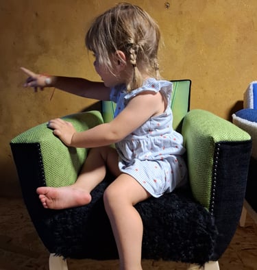 Enfant appréciant le fauteuil Au bonheur des postérieurs