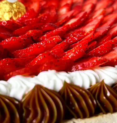 pavlova a cake with fresh strawberry