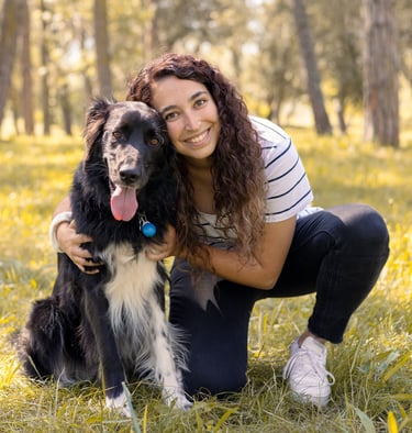 Sessió de fotos de mascotes a Girona amb un gos i una dona en un entorn natural exterior
