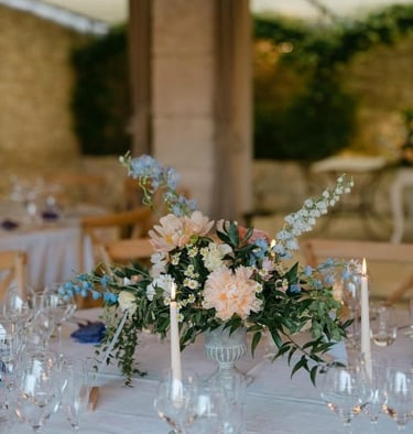 centre de table mariage pastel et touches de bleu