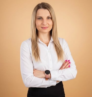 Karolina w białej koszuli z założonymi rękami. Multiagencja ubezpieczeniowa Wrocław A&K Wawro.