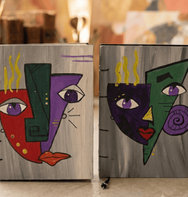 Dos vibrantes pinturas de arte abstracto con caras estilizadas, con colores llamativos
