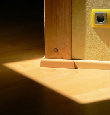 Steckdose auf Wand mit Lehmputz