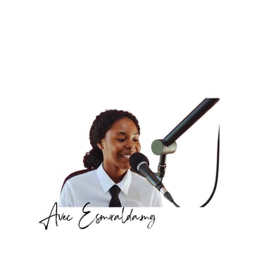 Une fille qui enregistre un podcast avec un micro 