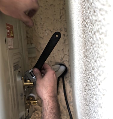 Serrage de dudgeons lors d'une mise en service.