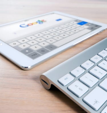 Une tablette avec un affichage de barre de recherche Google et immédiatement sous un clavier 