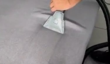 Nettoyage professionnel d’un canapé gris à Balma par NetT