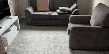 Nettoyage professionnel de tapis dans salon avec canapé et fauteuil à Colomiers par NetT