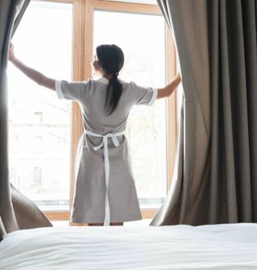 Ouverture de rideaux après ménage complet chambre hotel par NetT à Toulouse