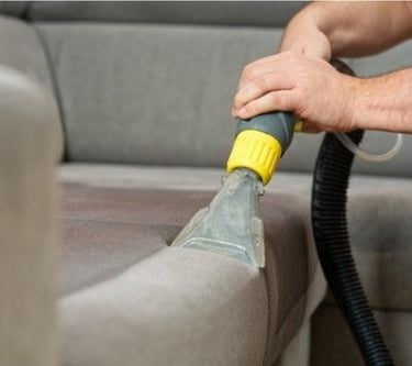 Détail du nettoyage d’accoudoir de canapé par professionnel NetT Colomiers